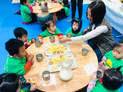 Hoạt động trải nghiệm: Tìm hiểu về Bắp ngô của lớp Nhà trẻ 24-36 tháng tuổi