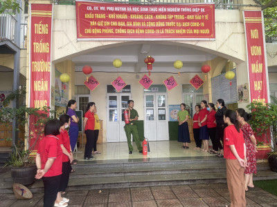 Đội ngũ Cán bộ - Giáo viên- Nhân viên nghiêm túc tham gia :Tập huấn Phòng cháy chữa cháy .