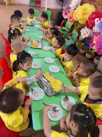 Tết Hàn thực :  Bé tập làm bánh trôi