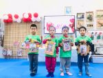 Bé trang trí khung tranh tặng mẹ nhân ngày 8-3