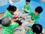 Bé trang trí khung tranh tặng mẹ nhân ngày 8-3