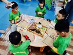 Bé trang trí khung tranh tặng mẹ nhân ngày 8-3