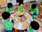 Bé trang trí khung tranh tặng mẹ nhân ngày 8-3