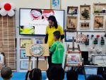 Bé trang trí khung tranh tặng mẹ nhân ngày 8-3