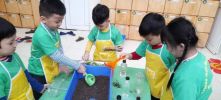 Bé ươm mầm mùa Xuân
