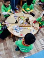 Bé trang trí khung tranh tặng mẹ nhân ngày 8-3
