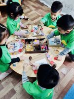 Bé trang trí khung tranh tặng mẹ nhân ngày 8-3