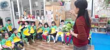 Bé ươm mầm mùa Xuân