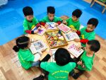 Bé trang trí khung tranh tặng mẹ nhân ngày 8-3