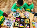 Bé trang trí khung tranh tặng mẹ nhân ngày 8-3