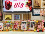 Bé trang trí khung tranh tặng mẹ nhân ngày 8-3