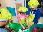 Bé ươm mầm mùa Xuân