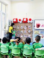 Bé trang trí khung tranh tặng mẹ nhân ngày 8-3
