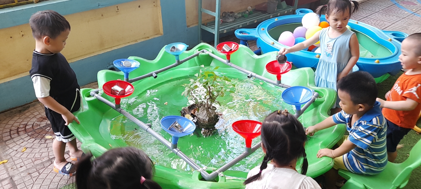 Hoạt động ngoài trời của các bé 3-4 tuổi