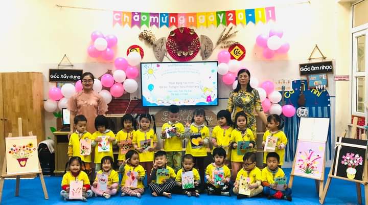 Bé trang trí bưu thiếp tặng cô nhân ngày Nhà Giáo Việt Nam 20-11