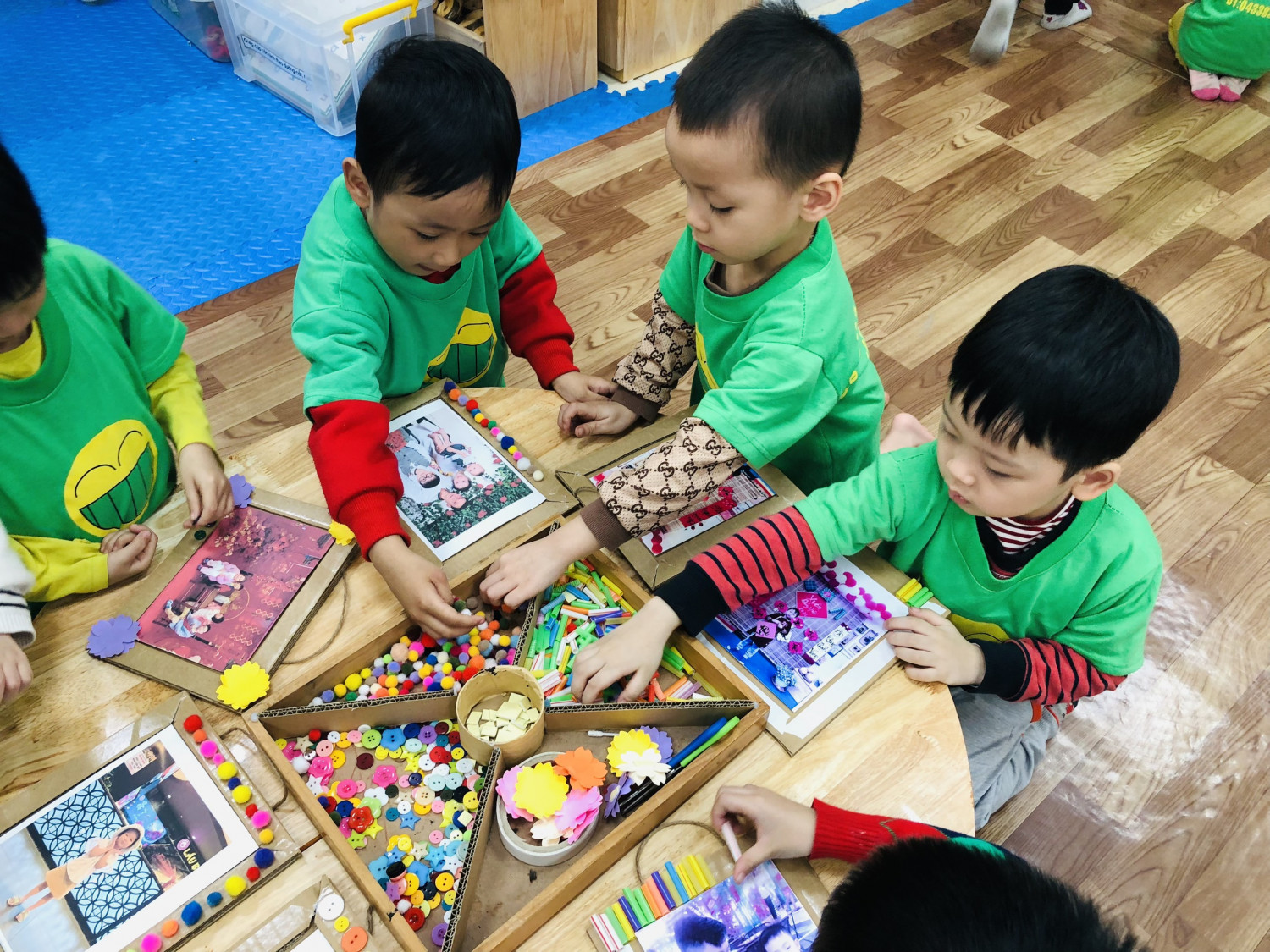 Bé với hoạt động tạo hình trang trí khung ảnh tặng mẹ nhân ngày 8-3